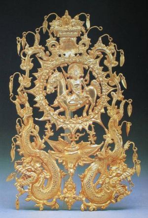 마자파힛 왕조의 업적을 보여주는 그림. 기마상으로, 힌두교 신인 수르야일 가능성이 있으며, 수르야 마자파힛 양식의 태양 광륜 안에 있다. 아래에는 두 마리의 나가가 협시하는 고둥이 있다. 14세기 마자파힛 예술, 인도네시아 국립박물관.