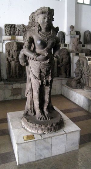 자와 동부 툴룽아궁 칼랑브레트 예부크에서 발견된 수히타(재위 1429~1447) 왕비의 사후 신격화 초상 조각상, 인도네시아 국립박물관