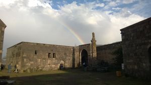 타테브 수도원 기둥