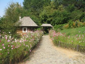 부코비나 마을 박물관 - 컴풀룽 몰도베네스크 오두막과 정문.