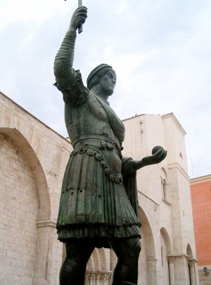 바를레타의 콜로수스(Colossus of Barletta). 레오 1세, 마르키아누스, 또는 테오도시우스 2세(콘스탄티노폴리스 대학교 설립자) 중 한 명으로 추정되는 조각상
