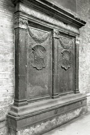 파노의 산 프란체스코 교회에 있는 판돌포 3세의 묘. 파올로 몬티(Paolo Monti) 촬영, 1972년.