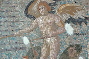 하타이 고고학 박물관에 있는 두 명의 프시케 날개 위에 서서 채찍질하는 에로스 모자이크