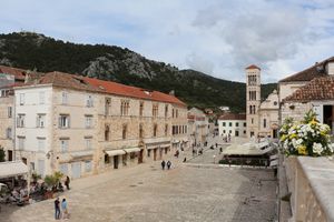 흐바르의 시청 광장, 극장에서 바라본 모습