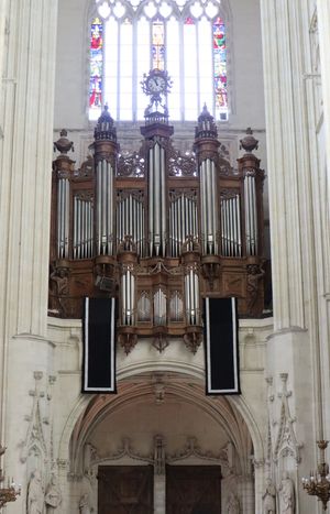 대성당의 주요 파이프 오르간과 스테인드글라스는 2020년 화재로 모두 파괴되었다.