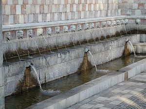99개의 분수대(Fontana delle 99 Cannelle)