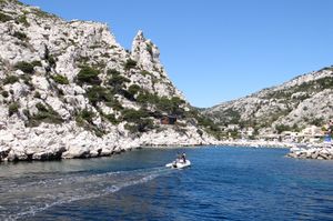 마르세유 칼랑크 드 모르주 수면 아래 37미터 지점에 위치한 코스케 동굴 입구. 기원전 2만 7천년~1만 9천년경의 알카, 들소, 바다표범, 손바닥 윤곽 등의 그림으로 장식되어 있다.