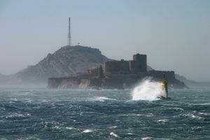 마르세유 근처를 부는 미스트랄. 중앙에는 프리울 섬의 이프 성이 있다.