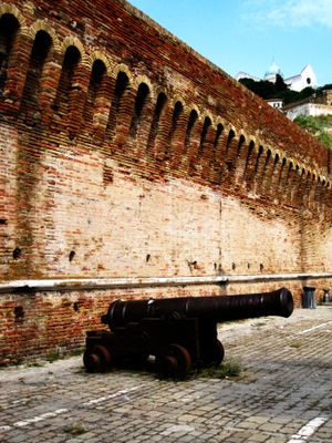 트라야누스의 아치 근처에 있는 대포, 배경에는 안코나 대성당이 보인다