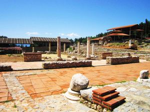 리히니도스 고대 유적의 폐허