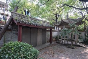 1559년에 유대유를 기념하여 세운 비석. 현재 저장성 진해시(鎭海市) 진해중학(鎭海中學)에 있다.