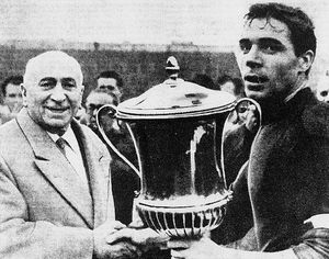 회장 레나토 달라라(왼쪽)와 주장 미르코 파비나토(오른쪽)가 1961년 미트로파컵 트로피와 함께.