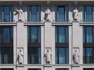 라이프치히 부르크플라츠(Burgplatz) 통로 건물 외벽의 조각상들