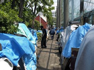 산야 지역 공원(타마히메 공원)의 노숙자들. 1996년 이후 노숙자 문제가 심화되었다.