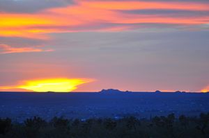 모하비 사막의 작은 마을에서의 민간박명