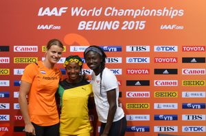 보위(오른쪽)는 셸리-앤 프레이저-프라이스와 다프네 쉬퍼스(왼쪽)에 이어 100m에서 3위를 차지했다.(2015 베이징 세계 선수권 대회)