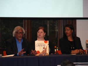 왼쪽부터: 간디, 할아버지 간디의 공동 저자 베싸니 헤게두스, 말콤 X의 딸 일리아사 샤바즈가 2014년 브루클린 도서 축제에서 "평화: 차세대" 패널에서 연설하고 있다.