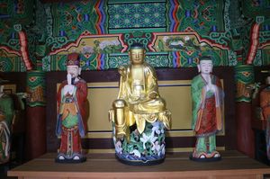 보물 제2011호 전라남도 목포시 달성사 목조지장보살삼존상. 중앙이 지장보살, 왼쪽의 신하모습이 무독귀왕, 오른쪽의 승려모습이 도명존자.