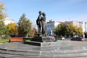 투멘 학교 졸업생 추모비