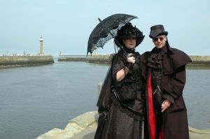 빅토리아 시대풍 의상을 입은 두 명의 고스족