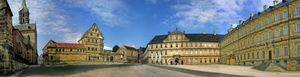 돔플라츠(Domplatz): 밤베르크 대성당, 알테 호프할퉁(Alte Hofhaltung), 노이에 레지덴츠(Neue Residenz) (왼쪽부터)