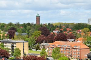 클뢰프텐 페스티벌의 상징인 붉은 급수탑은 마을의 여러 곳에서 볼 수 있습니다.사진: 모겐스 닐센(Mogens Nielsen)