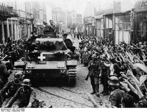 1939년 그루지옹츠 주민들이 나치 독일군을 환영하는 모습.