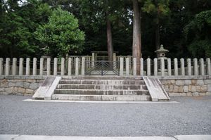 스토쿠 천황을 기리는 신사(神社)이자 능묘(陵墓).