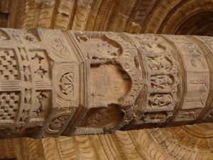 아드하이 딘 카 조파라에 남아 있는 자이나교 및 힌두교 사원 잔해