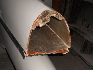 앞쪽 부분과 외피 구조가 보이는 손상된 8인승 보트의 단면.