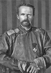 몽골 전통 의복인 데엘을 입고 러시아 성 게오르기 훈장 4등급을 받은 웅게른