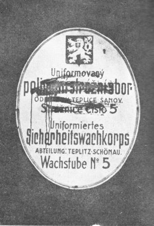 1938년 3월, 테플리체에서 수데텐 독일 활동가들이 체코어 표지판을 지우는 모습