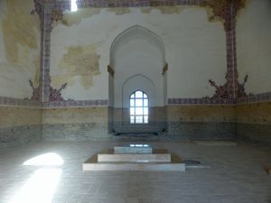 무덤 내부 사진: 창문과 벽의 장식 타일이 보임