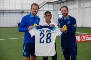 당시 영국 총리였던 리시 수낵(중앙), 잉글랜드 주장 해리 케인(좌), 그리고 당시 잉글랜드 감독 가레스 사우스게이트(우)가 2023년 10월 세인트 조지스 파크에서 함께한 모습