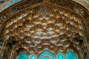 이스파한의 체헬 소툰 내부 이완에 거울 모자이크로 덮인 무카르나스 궁륭 (1706~7년 복원, 사파비 시대)