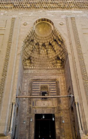 맘루크 시대 술탄 하산 모스크-마드라사(1356~1363) 입구의 돌 무카르나스 궁륭과 조개껍질 모양의 반원형 돔