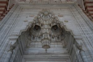 셀리미예 모스크(1568~1574년, 오스만 시대)의 무카르나스 포털