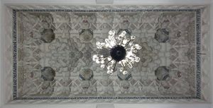 1134년에서 1143년 사이에 알모라비드 왕조의 후원 아래 건립된 페스의 카라위인 모스크에 있는 무카르나스 궁륭. 석고로 만들어졌고 위쪽에 숨겨진 목재 골조에서 매달려 있다.