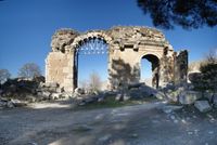 아나자르부스의 로마 시대 개선문(후에 남문으로 개조됨)