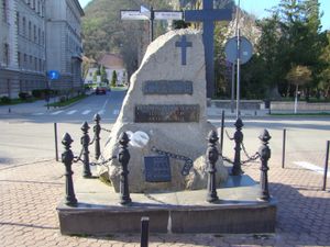 데바에 있는 "반공 투사 기념비". 철위대 대원(이온 가브릴러 오고라누)을 기념하는 기념비