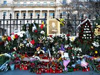 시민들이 헌화와 촛불을 놓은 엘리사베타 궁전 앞 (2017년 12월 8일)