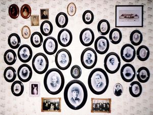 스웨덴의 한 부엌 벽에 2019년에 계보학적으로 정리된 30년간의 이미지 연구