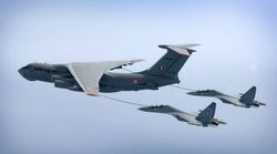 Il-78MKI로부터 공중급유를 받는 Su-30MKI