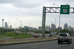 샌안토니오 시내 방향으로 향하는 US 281 남행선