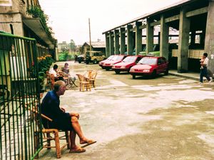 1994년 청두에서 판매 중인 둥펑 트럭과 시트로엥 푸캉 모델