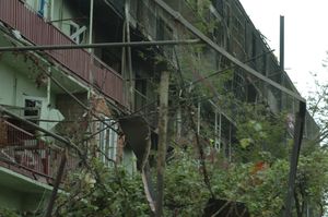 고리의 피해를 입은 아파트 건물