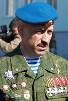 2005년 "북 코카서스에서의 군 복무 수행 중 용기와 영웅적 행위"로 수여된 아나톨리 레베드 근위대 중령.