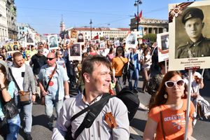 상트페테르부르크의 불멸의 연대에서 독소 전쟁 (제2차 세계 대전)에 참전한 조상들의 초상화를 들고 있는 사람들.