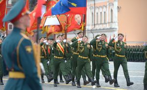 2021년 모스크바 승전절 퍼레이드. 러시아 전역에서 5월 9일 기념 행사에서 군사 퍼레이드와 소련 군사 상징이 중요한 역할을 한다.