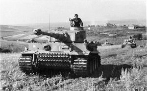 1943년 6월 쿠르스크 전투 전 다스 라이히 사단(Panzer Division Das Reich)의 무장친위대와 타이거 I(Tiger I) 전차